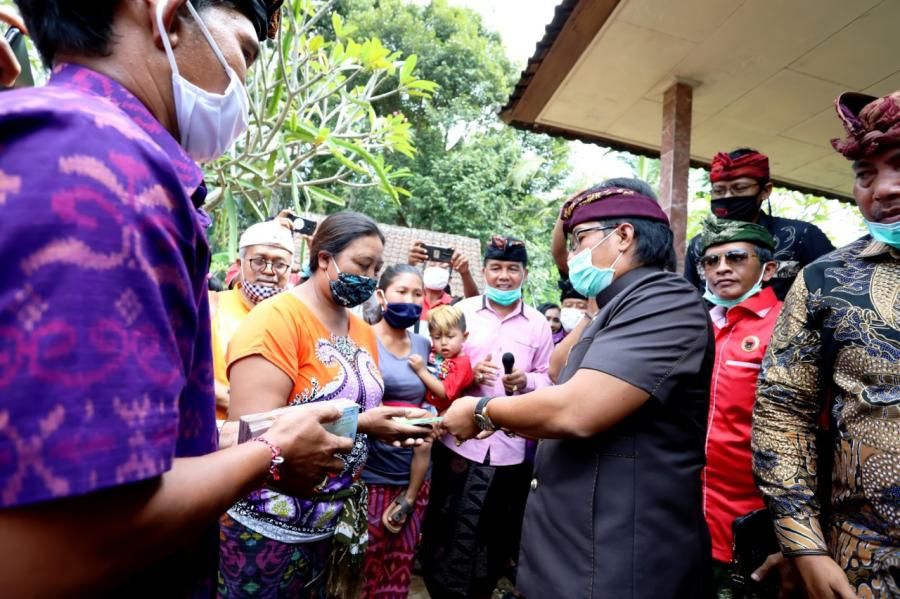 podiumnews.com-Bupati Badung Serentak Salurkan BLT Dana Desa di Punggul dan Selat